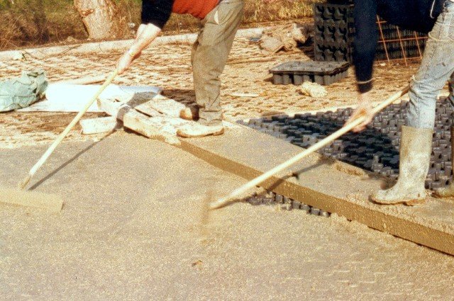 usingsquegeestoplaceandfinishconcrete.jpg